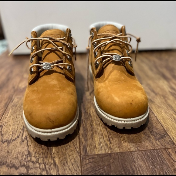 Women’s white trimmed Timberline boots - Picture 5 of 6